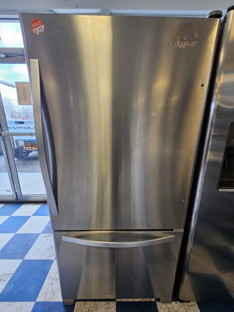 33-inches wide Bottom-Freezer Refrigerator with SpillGuard™ Glass Shelves – 22 cu. ft
