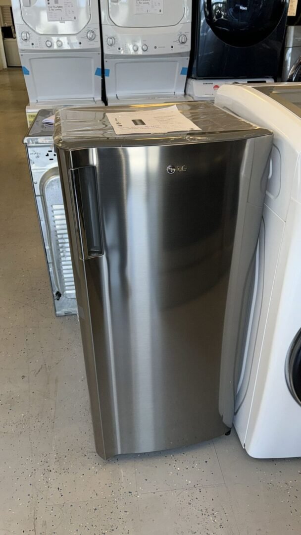 LG – 5.79 Cu. Ft. Top-Freezer Refrigerator – Platinum Silver