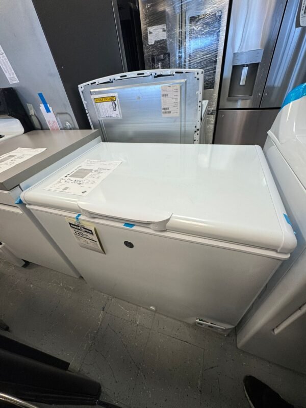 GE FCM9SRWW New 8.8 Cu. Ft. Manual Defrost Chest Freezer - Image 2