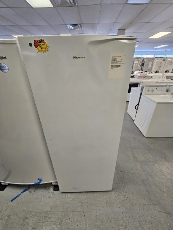 Hisense CFU14N6AWE New Dented 13.6 CU.FT. Full Size Upright Freezer- White - Image 2