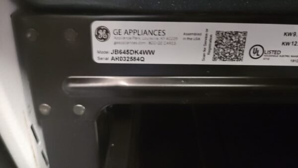 GE JB645DKWW Used 30 Inch Freestanding Electric Range- White - Image 4